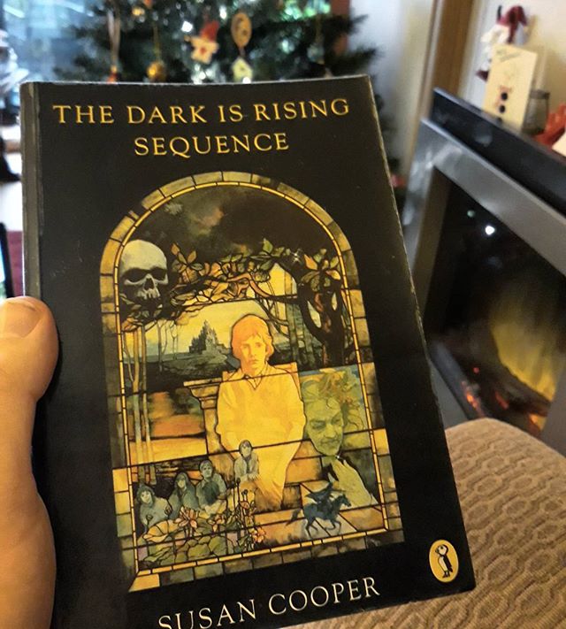 It's midwinter's eve, and as #TheDarkIsRising comes the time when #TheDarkIsReading... @robgmacfarlane #amreading